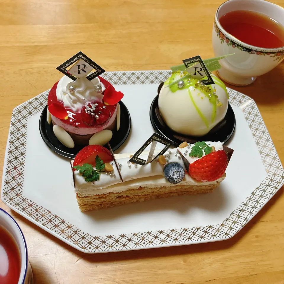 ピスタチオとイチゴのケーキ🍓☕️|ちゃみこさん