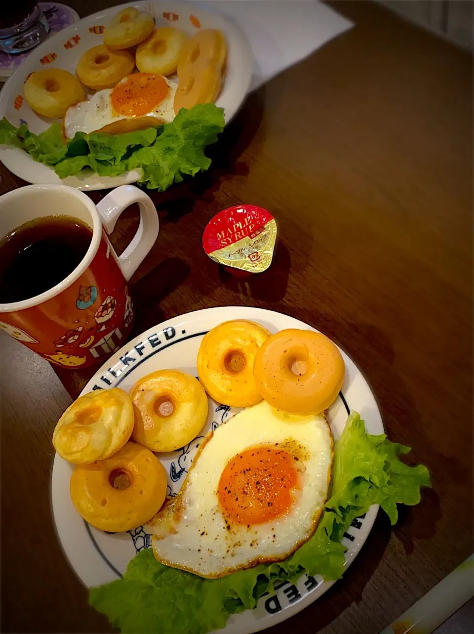 Snapdishの料理写真:プチドーナツパンケーキ🥞🍩　メープルシロップ　目玉焼き🍳　コーヒー🍹☕️|ch＊K*∀o(^^*)♪さん