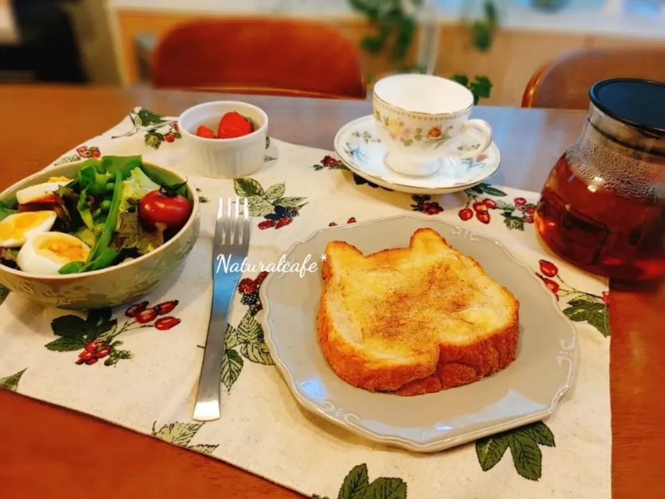 Snapdishの料理写真:休日のモーニング★
猫食パンの上にチーズとシナモンをかけてトーストしました♡アールグレイの紅茶で頂きます。|yuriさん