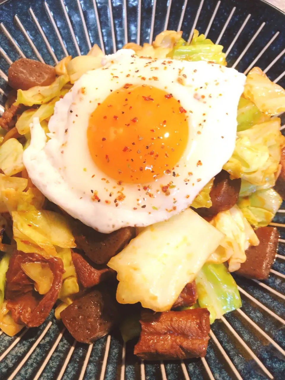 今日の昼は作り置きのスジコンを使い、焼きそば😋🍺ノンアルと目玉焼き付き|海斗さん