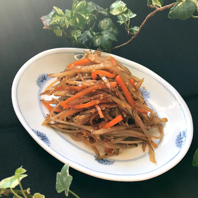 🍚🥢もうすぐ新牛蒡の季節。その前に硬い牛蒡を使い切る❗️きんぴら牛蒡🍚🥢|Hollyさん