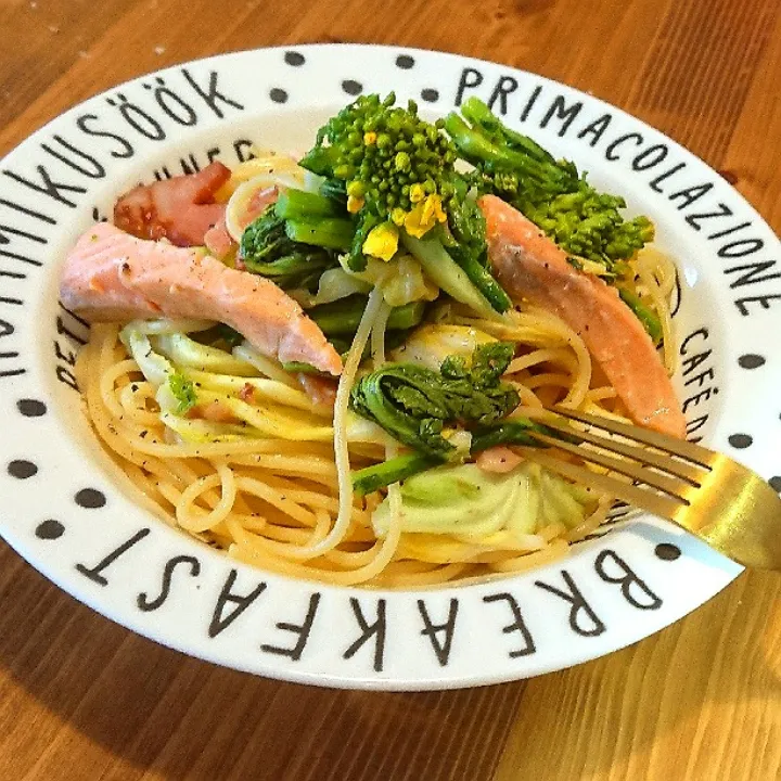 Snapdishの料理写真:ランチ～菜の花と春キャベツ、サーモンのパスタ🎵|シャビーちゃんさん