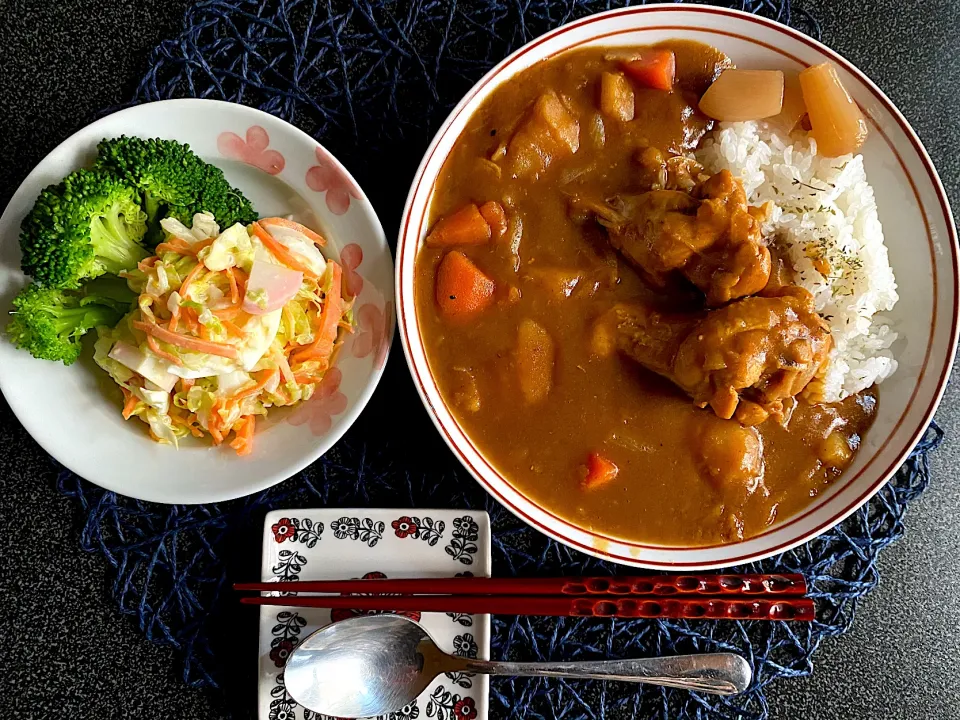 Snapdishの料理写真:一人暮らしの春野菜  お昼ごはん『手羽元のチキンカレー・春キャベツ新玉ねぎのサラダ』|emiさん