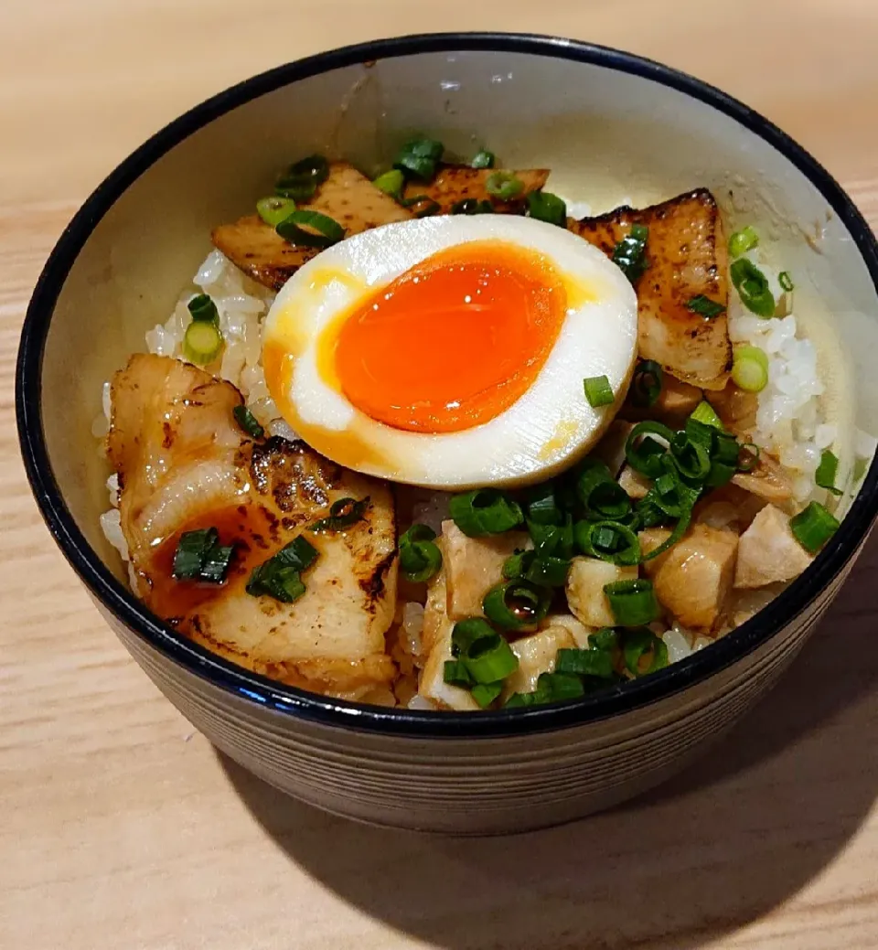 Snapdishの料理写真:炙りチャーシュー丼|哲さん