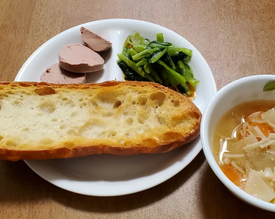 バタール
レバーパテ
小松菜のお浸し
にんじんと白菜とえのき茸の味噌汁|ナナさん