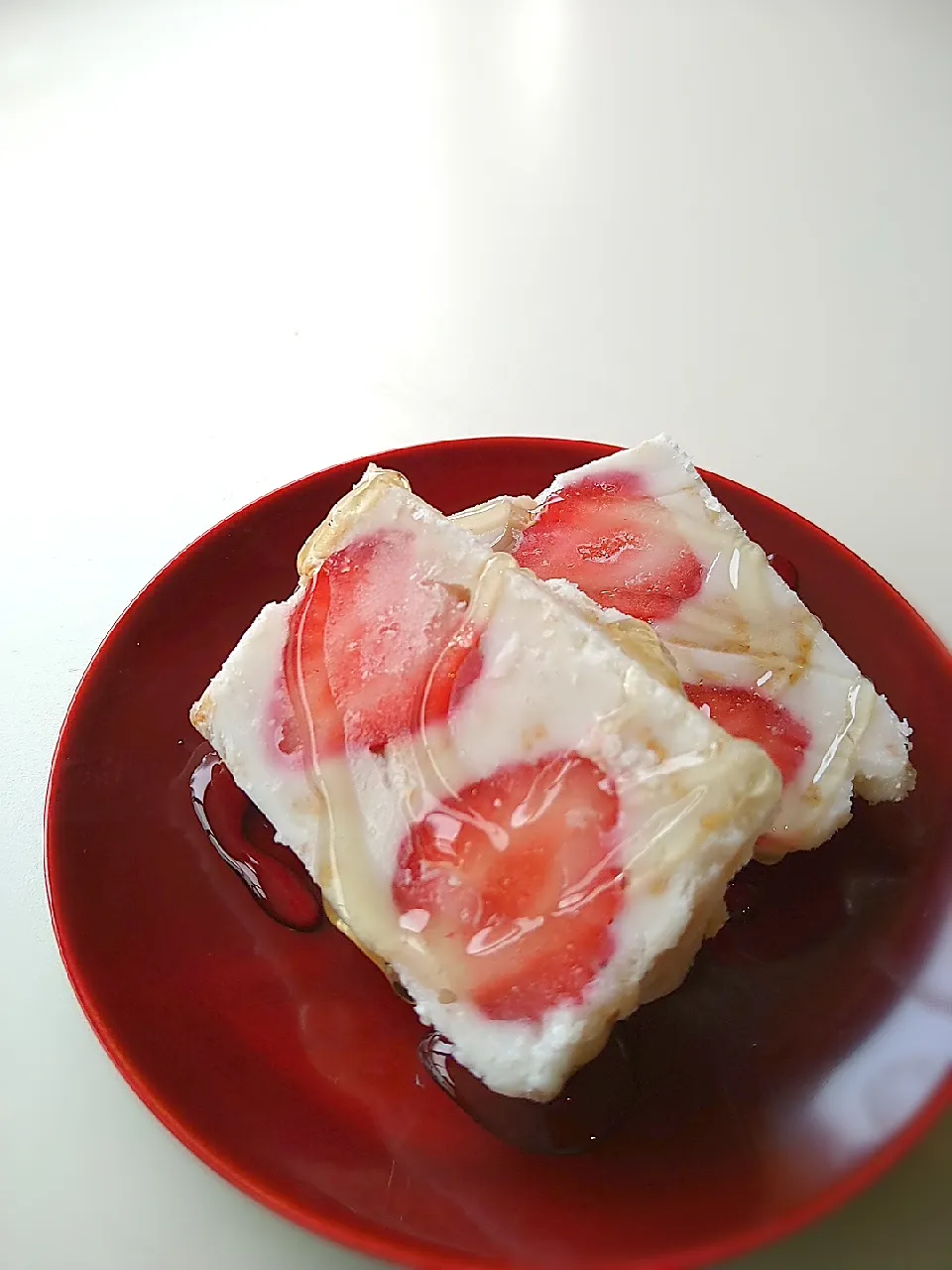 いちごと玄米フレークのセミフレッド🍓蜂蜜がけ🍯|まめころさん