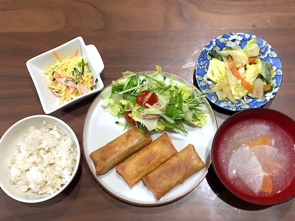 冷凍春巻き 大根と人参のとろりんスープ 野菜炒め マカロニサラダ ツナと水菜のサラダ|おさむん17さん