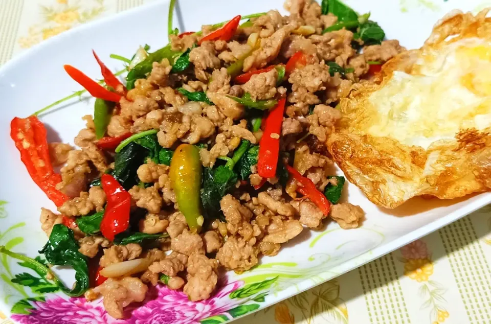 Stir Fried Minced Pork Basil with Fried Egg|🌿Veerapan Mu🌿さん