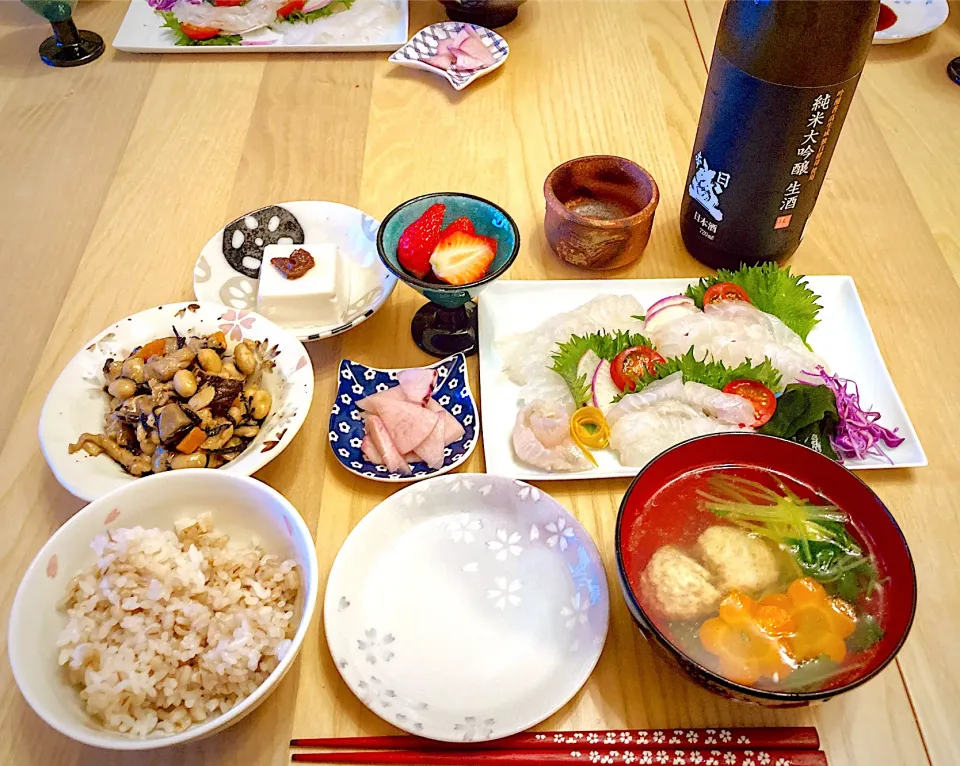 今日の夕食　ヒラメのお刺身　つくねのすまし汁　五目豆　胡麻豆腐の胡桃味噌かけ　あつみかぶの浅漬け　もち麦ごはん　いちご|ふわ猫はなちゃんさん