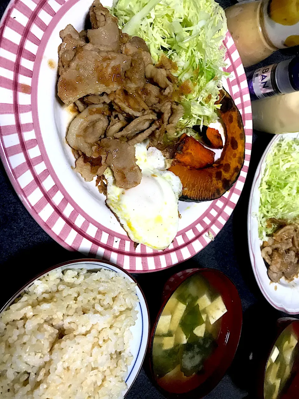 ほぼOne-Plate Dish #夕飯 ロウカット玄米、豆腐ワカメ昆布味噌汁、One-Plate Dishポーク生姜焼きキャベツ焼き人参焼き南瓜(塩花椒、マヨ、醤油)目玉焼き(ターンオーバーじゃないやつ)|ms903さん