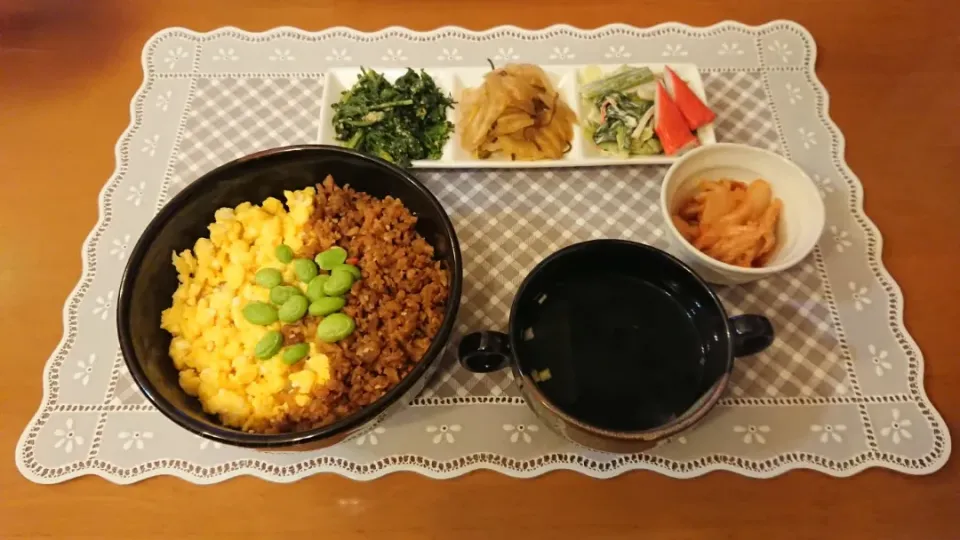 ☆そぼろ丼
☆三品盛り
☆キムチ
☆ワカメ シジミ スープ|chikakoさん