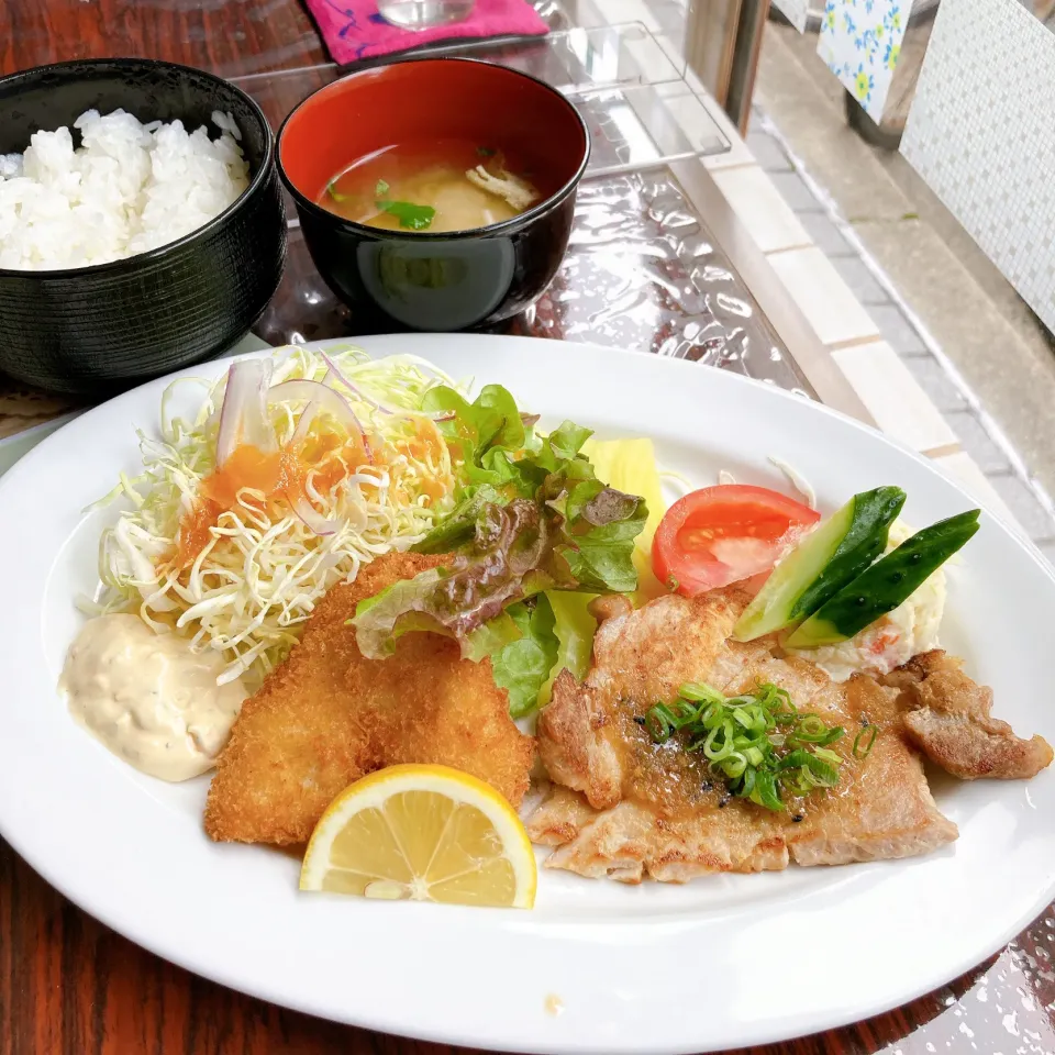 ポークソテーと魚フライランチ🥢|ちゃみこさん