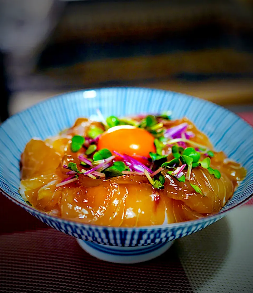 オナガグレの漬け丼？ユッケ丼？✨✨✨いつもの卵かけご飯にならんかった！😅💦|イチロッタさん