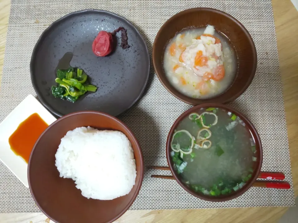 Snapdishの料理写真:白飯
わかめの味噌汁
じゃがいもと人参と魚肉ソーセージのスープ
ほうれん草の塩ゆで
梅干し|あぎふぁんさん