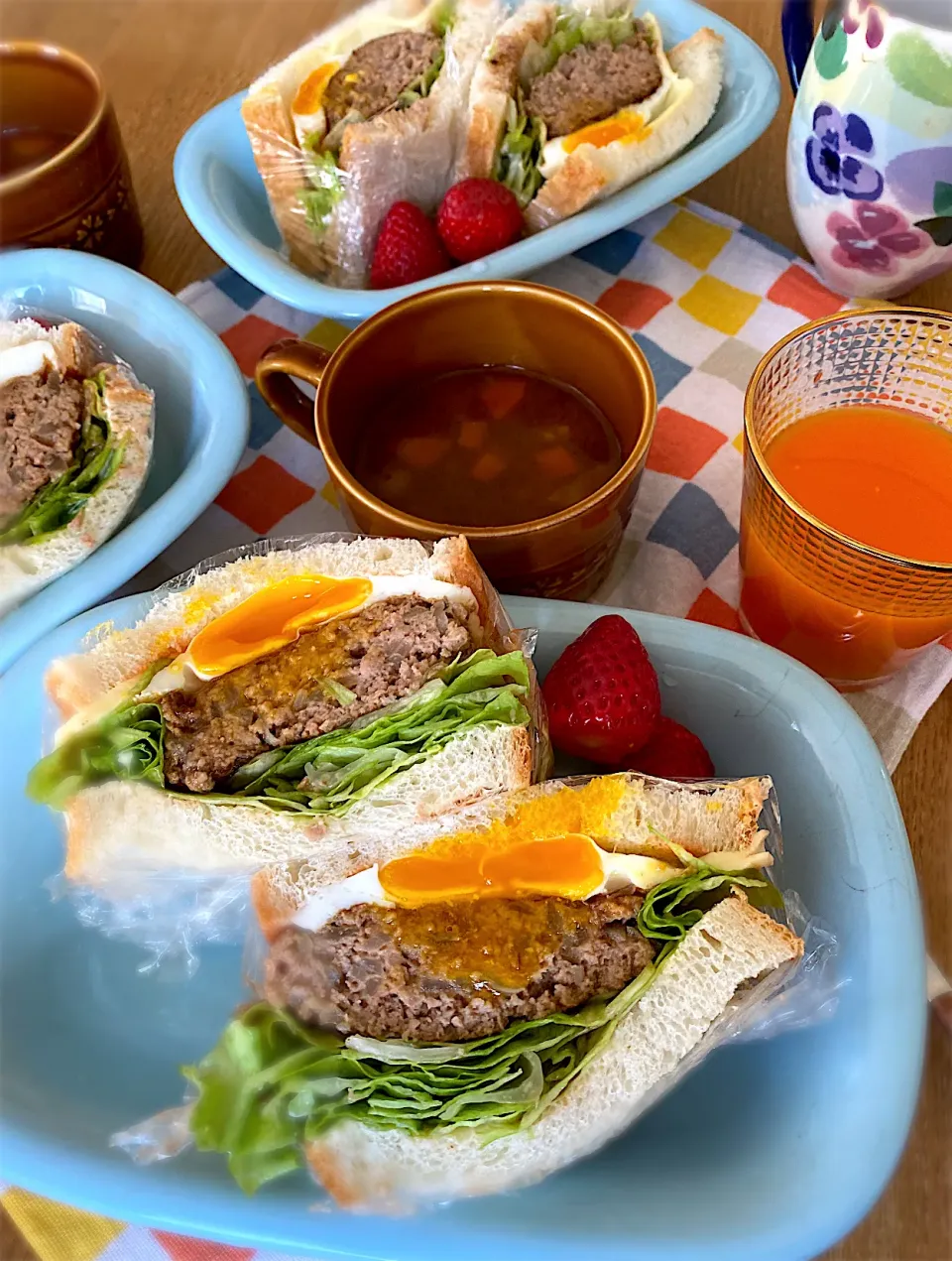 ハンバーグサンドイッチとカレースープで朝ご飯|shakuyaku33443344さん