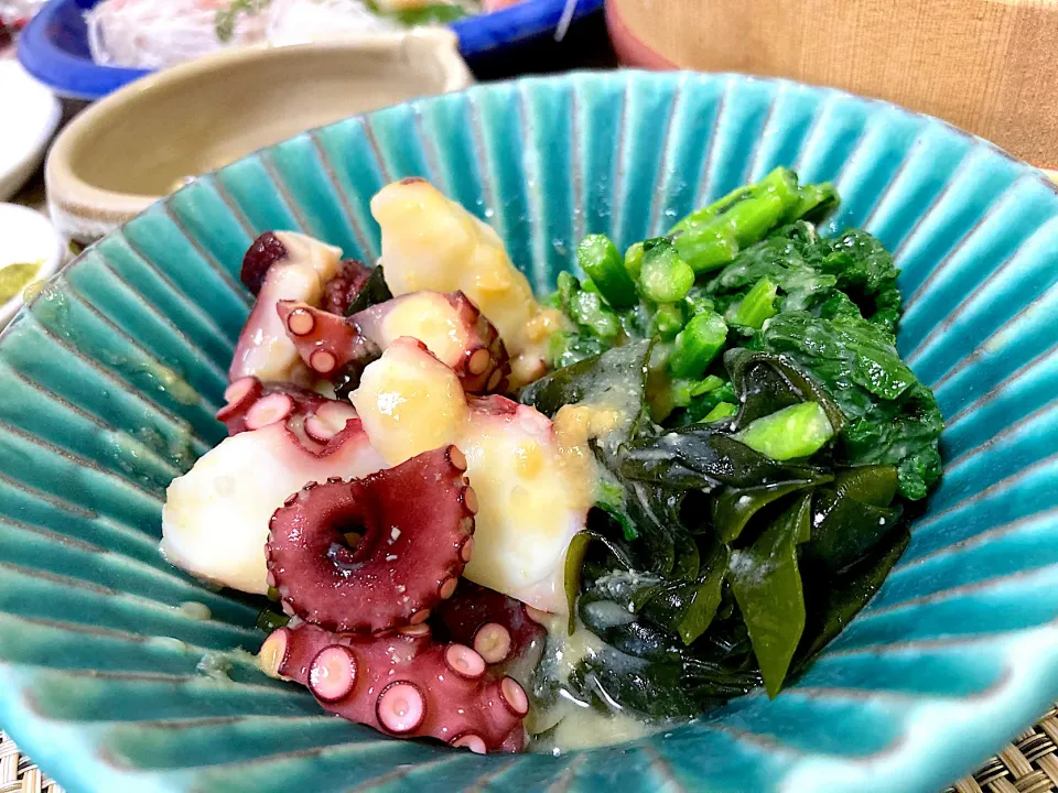 Snapdishの料理写真:タコと菜の花とわかめの酢味噌和え|Naoko Miyataさん