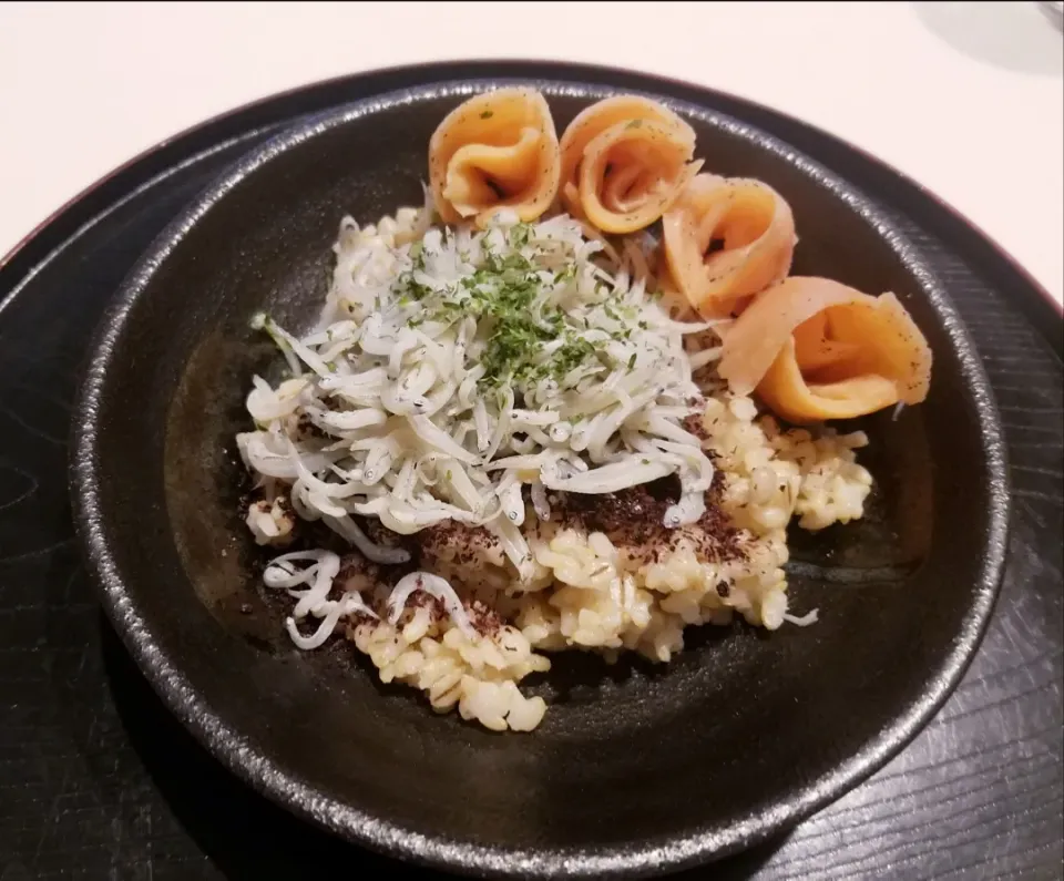 Snapdishの料理写真:サーモンとしらすの海鮮丼～薔薇に見立てたサーモンで～|ポロポロさん