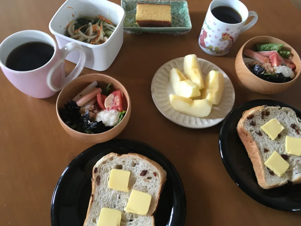 朝焼きオーガニックレーズン食パン🍞にニュージーランドの美味しいバターをたっぷり💗|さくたえさん