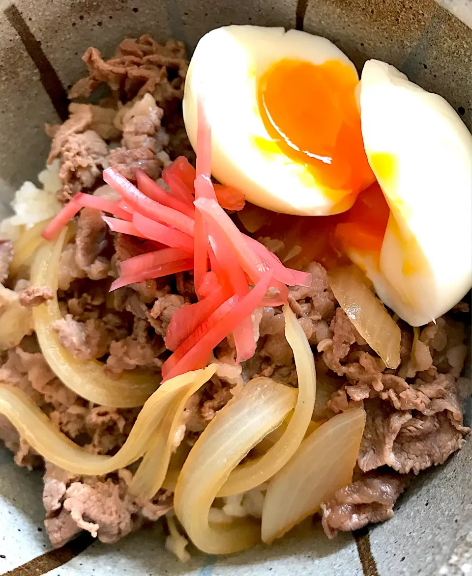 お昼は牛丼🤗トロトロ半熟卵のせ〜💕|てるみさん