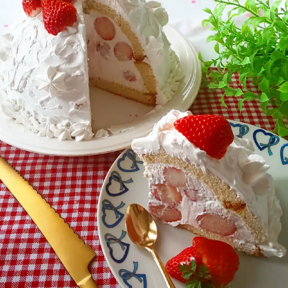 ほぼほぼイチゴと生クリームのドームケーキ😊|katsunさん