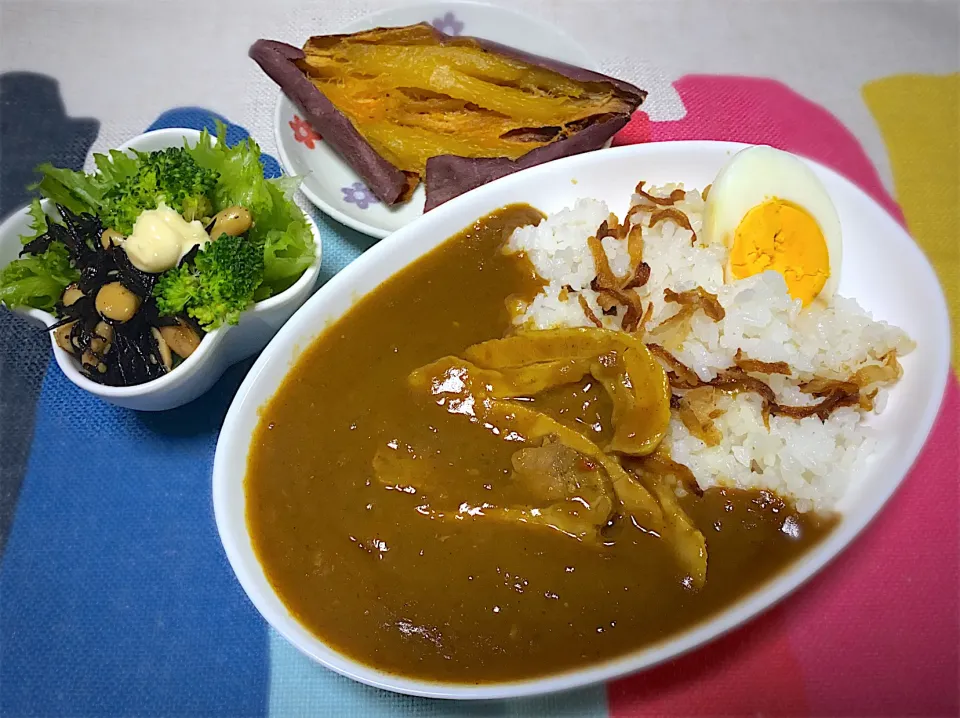 Snapdishの料理写真:🌱淡路島カレーライス🍛
🥦とひじき大豆煮サラダ🥗
さわやかのサツマイモ🍠|eiyadeさん