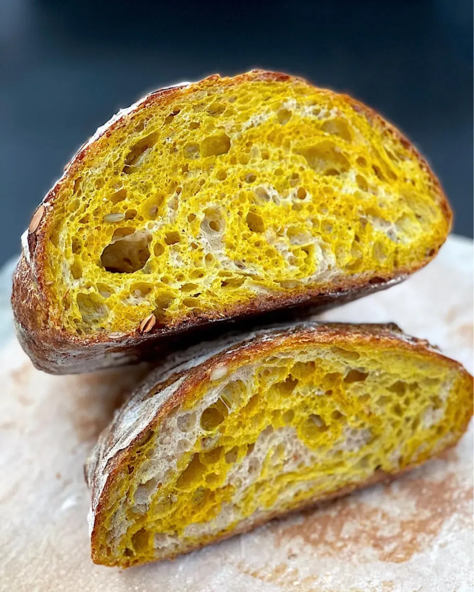 Turmeric swirl sourdough with golden sesame and pumpkin seeds|12Dragonさん