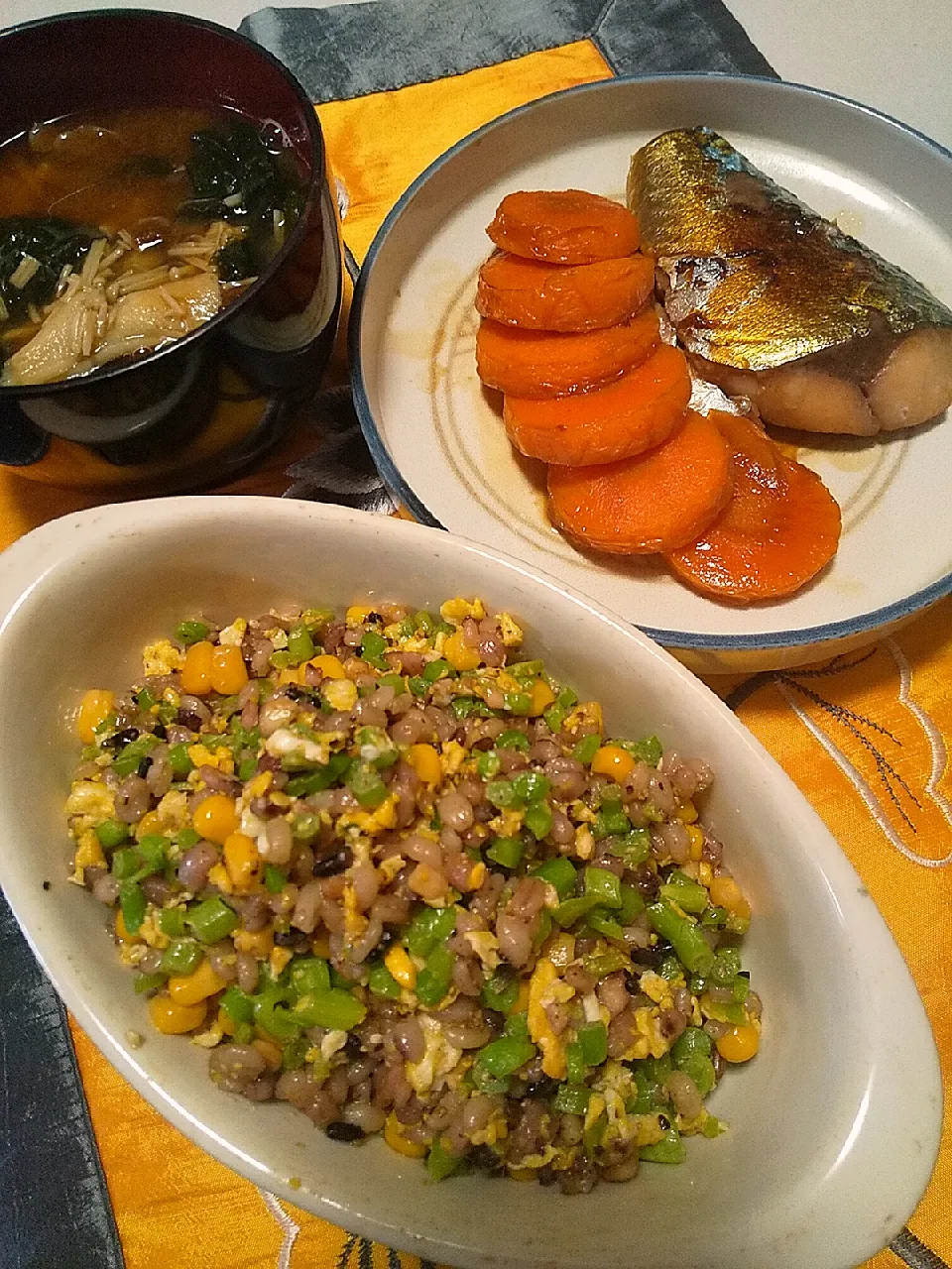 今日のお昼ごはん
※クレソンの軸とコーンの雑穀ご飯炒飯
※鯖の味醂醤油漬けと人参の照り焼き
※キノコのとワカメのお味噌汁|れあMIXさん