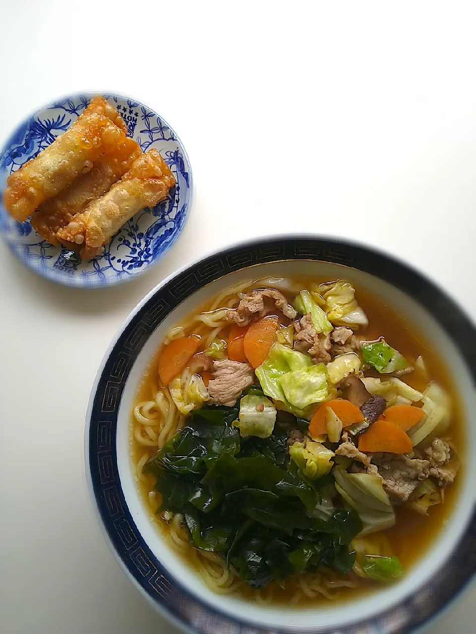 マルちゃん正麺醤油味！＆ AXさんのウイニー餃子の皮巻き😋|まめころさん