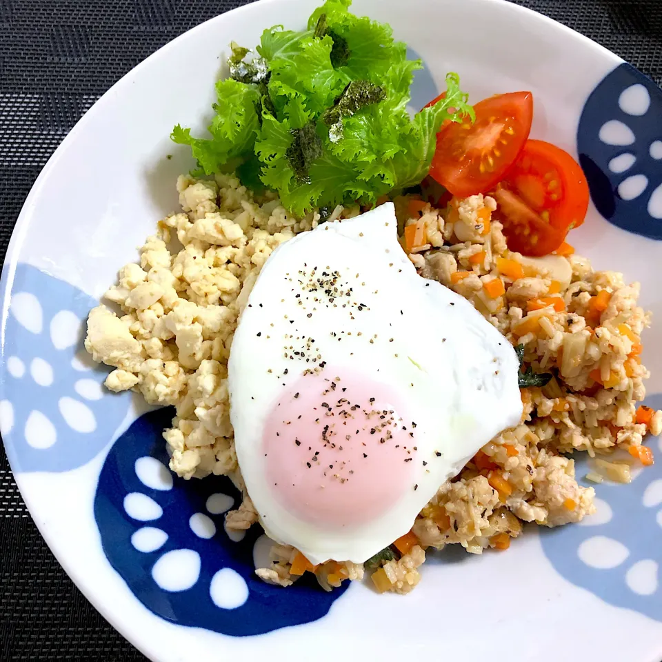 わさび菜サラダ☆ガパオライス風プレート☆白米のかわりに炒めた豆腐で美味しく糖質オフ^ ^|Manaさん