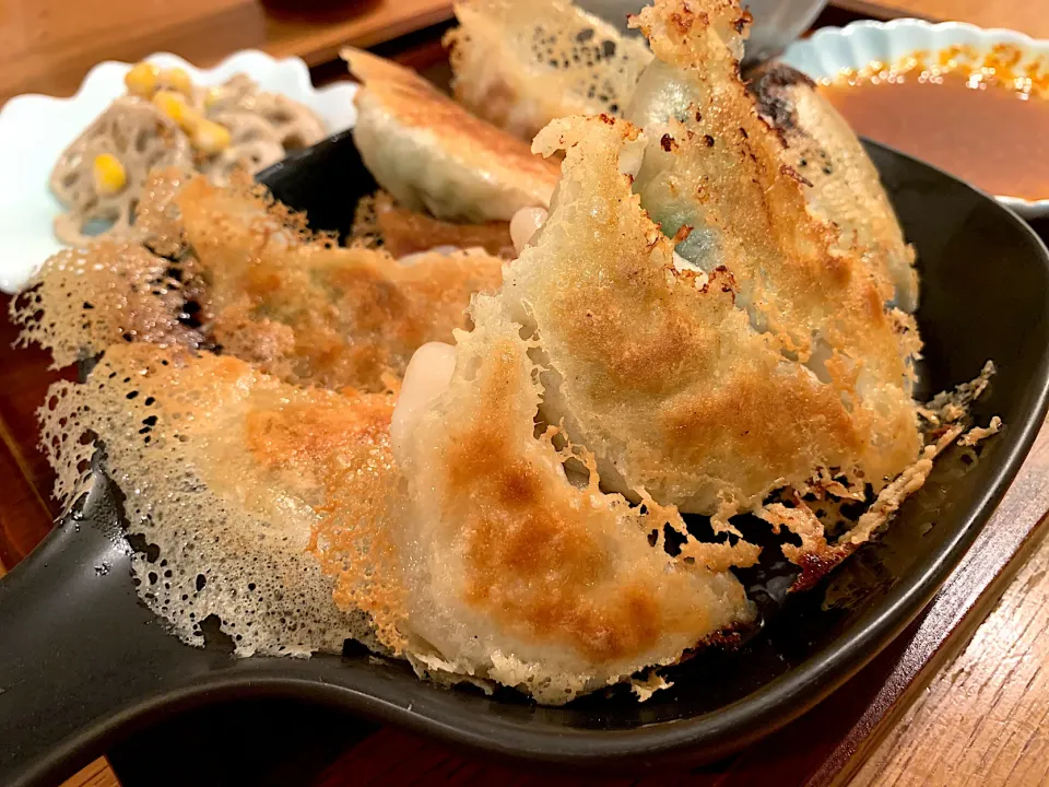 餃子🥟手作り皮はモッチモチ🥟羽根つけてパリパリの所美味い😋餃子はポン酢と辣油たっぷりで食べましょう|いちごさん