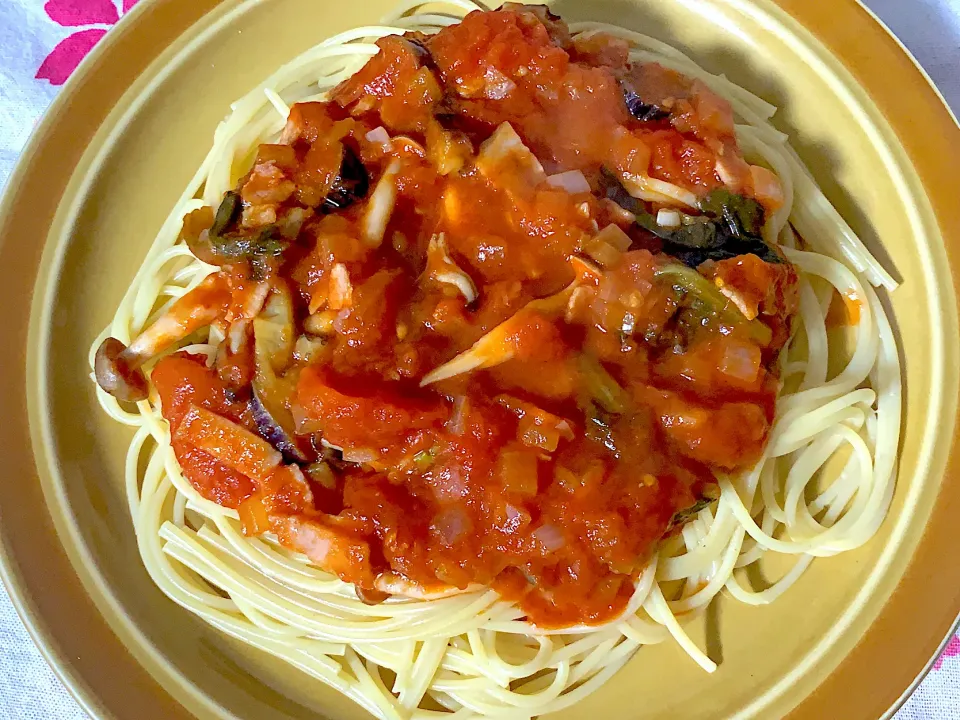 なす、ベーコン、ほうれん草、しめじのトマトソースパスタ🍝🍆🥓🍅|yumyum😋さん