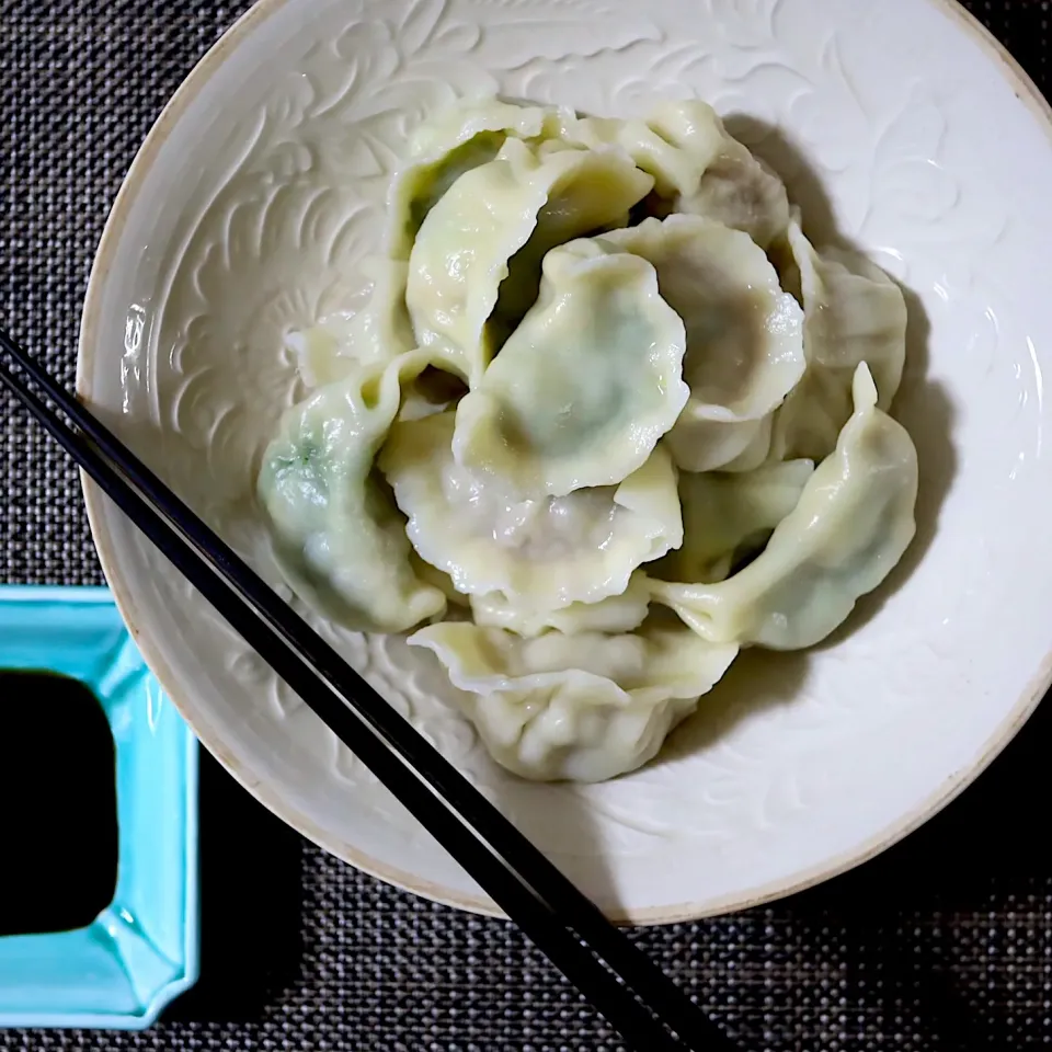 水餃子 讃岐うどん皮　青菜と海老餡と、豚と椎茸餡|かおるさん