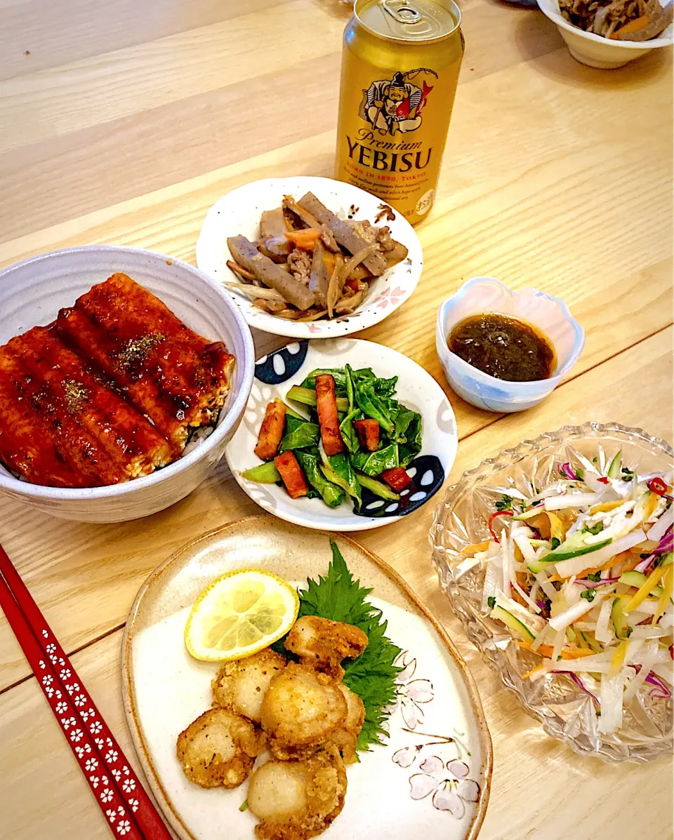 今日の夕食　鰻丼　帆立の唐揚げ　ベーコンとハニーケール炒め物　蒸し鶏と中華クラゲ入りサラダ　牛肉とぜんまい入りキンピラ　もずく酢|ふわ猫はなちゃんさん