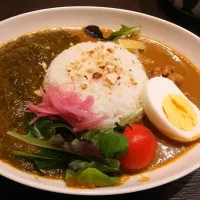 Snapdishの料理写真:スパイシーチキンカレーとザクカレーのハーフ&ハーフ|fujico418_saltさん