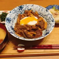 すき焼き丼、カブのそぼろあんかけ、なめこのお味噌汁、カブの葉のふりかけ|kaoさん