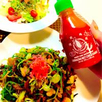 RIKAの晩ご飯/お野菜たっぷり焼きそばにシラチャーソースがVery much