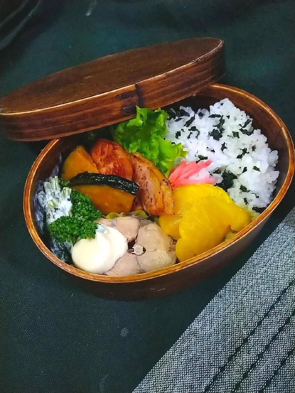 Snapdishの料理写真:わかめご飯&サバ缶・ベーコン・かぼちゃ
今日のお弁当*15|cheryl_tasteさん