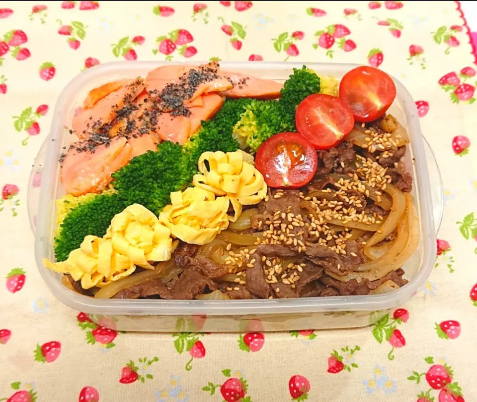 焼き鮭&焼肉のっけ弁当❤️|みちゅあしさん