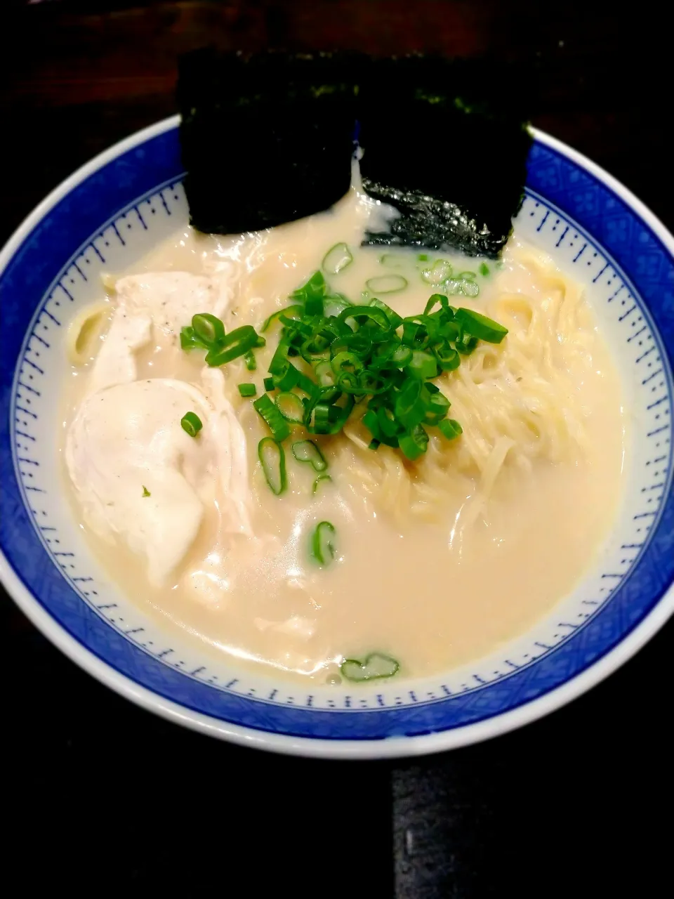 Snapdishの料理写真:自家製中華麺(パスタマシン使用)と自家製豚骨スープのラーメン|samiさん