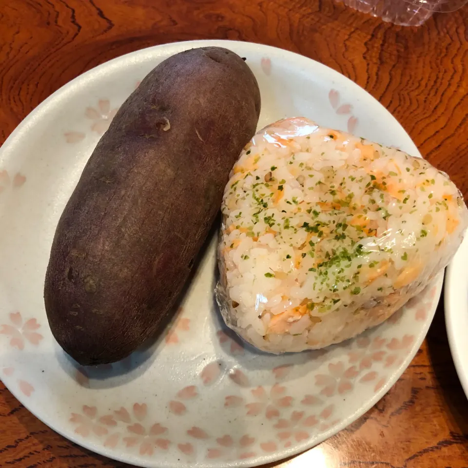 Snapdishの料理写真:焼き芋とシャケ握り🍙|すかラインさん