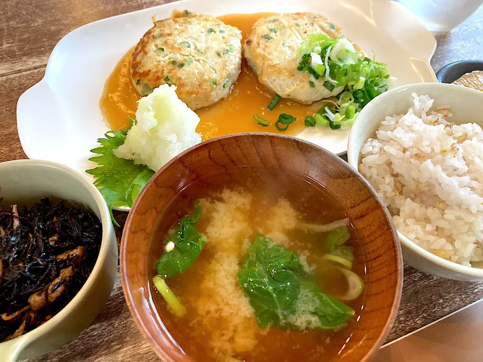 Snapdishの料理写真:白身魚と豆腐のハンバーグ、ひじき煮|もちもちさん