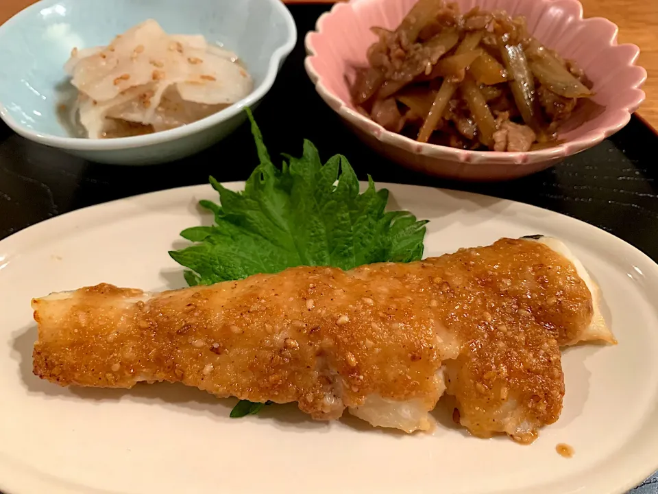 鱈の胡麻味噌焼き、牛蒡と豚肉のピリ辛炒め煮、大根の胡麻酢和え。胡麻味噌焼きは糀甘酒入り|いちごさん