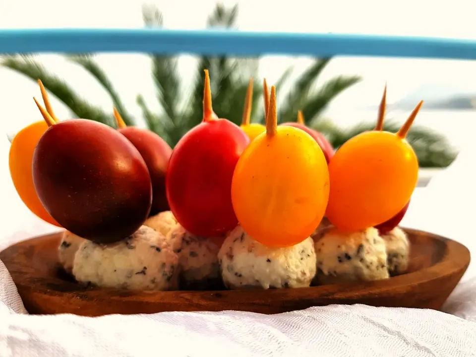 Αppetizer with goat cheese, herbs, and tomato|Στελλα Καραπετακουさん