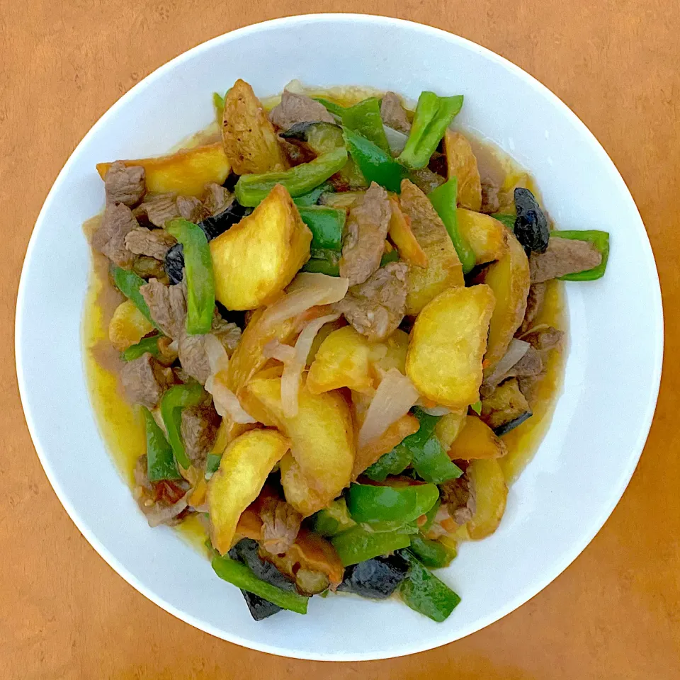 Dinner with chinese look like food: fried potatoes and eggplants with p-man and beef meat in spring onion and tomato sauce.|MI 「いどりす」さん