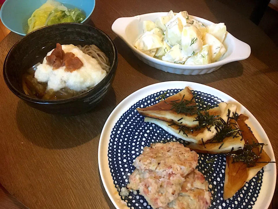 とろろそば、ロール白菜、ディルのポテトサラダ、はんぺんバター焼、ハンバーグ的なやつ|Yukoさん