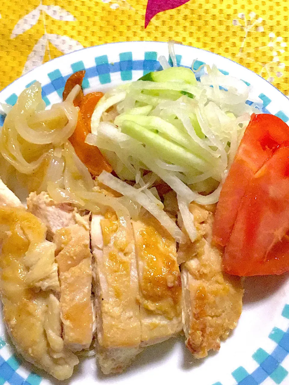 Snapdishの料理写真:鶏胸肉の塩麹漬け焼き　大根サラダ🥗　玉葱🧅　人参🥕　トマト🍅|掛谷節子さん