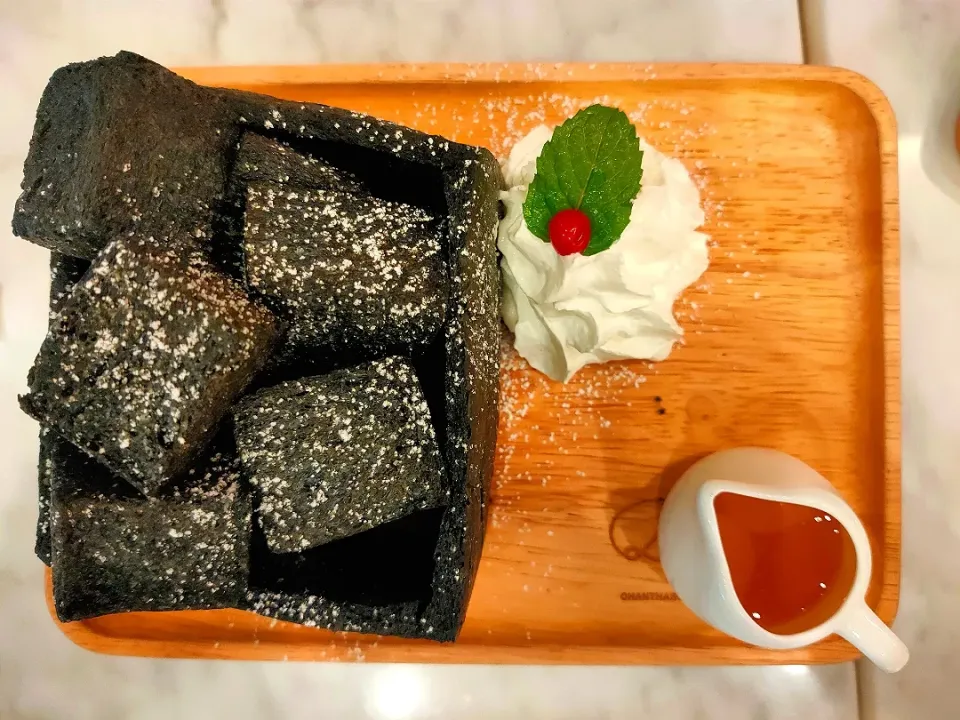 Charcoal Bread with Honey.|katang23さん