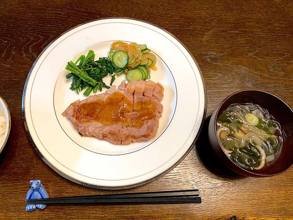 ポークステーキ、クレソンの胡麻和え、中華クラゲ、ワカメと春雨のスープ|カドラさん