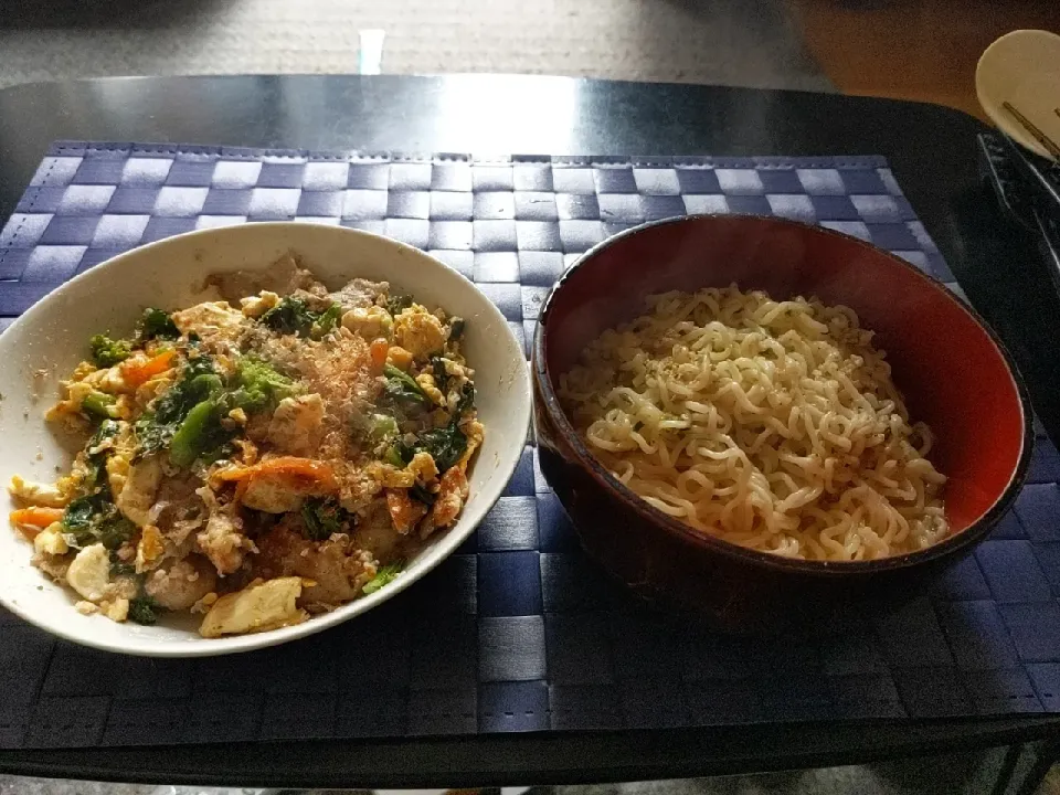 Snapdishの料理写真:夜勤明け菜の花チャンプル（塩味）サッポロ一番塩ラーメン|Tarou  Masayukiさん