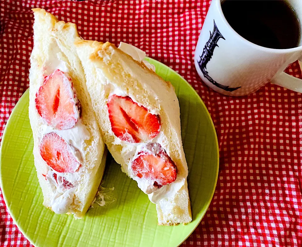 雑いちごサンド🍓生クリーム甘さひかえめにしたらパクパク食べられる!  4枚切りパンにポケット風にして|ＰＩＰＩさん